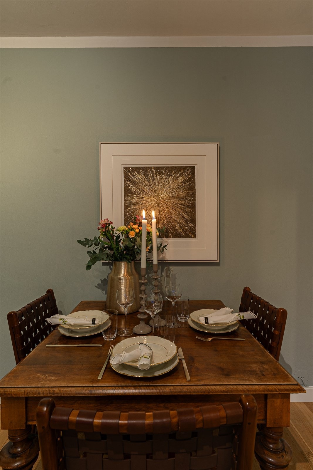 Det er god plass til en hyggelig spiseplass for flere gjester. Galleribilde