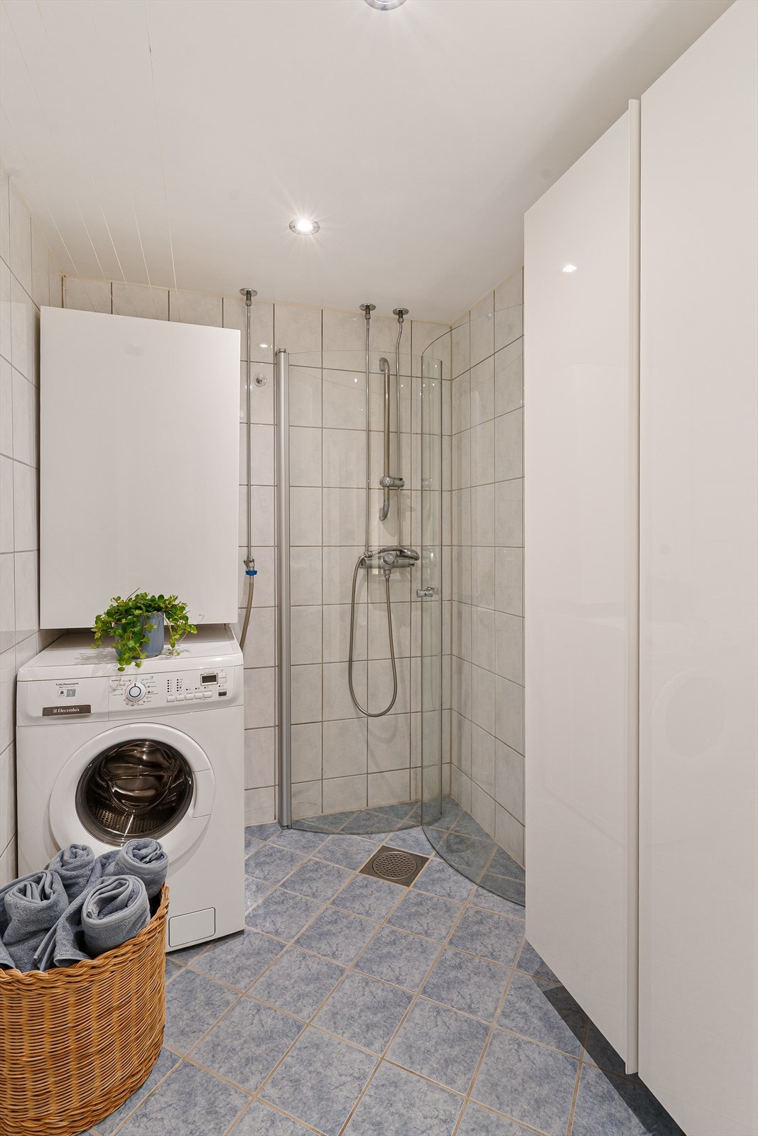 Det er opplegg og plass for vaskemaskin på badet. Galleribilde