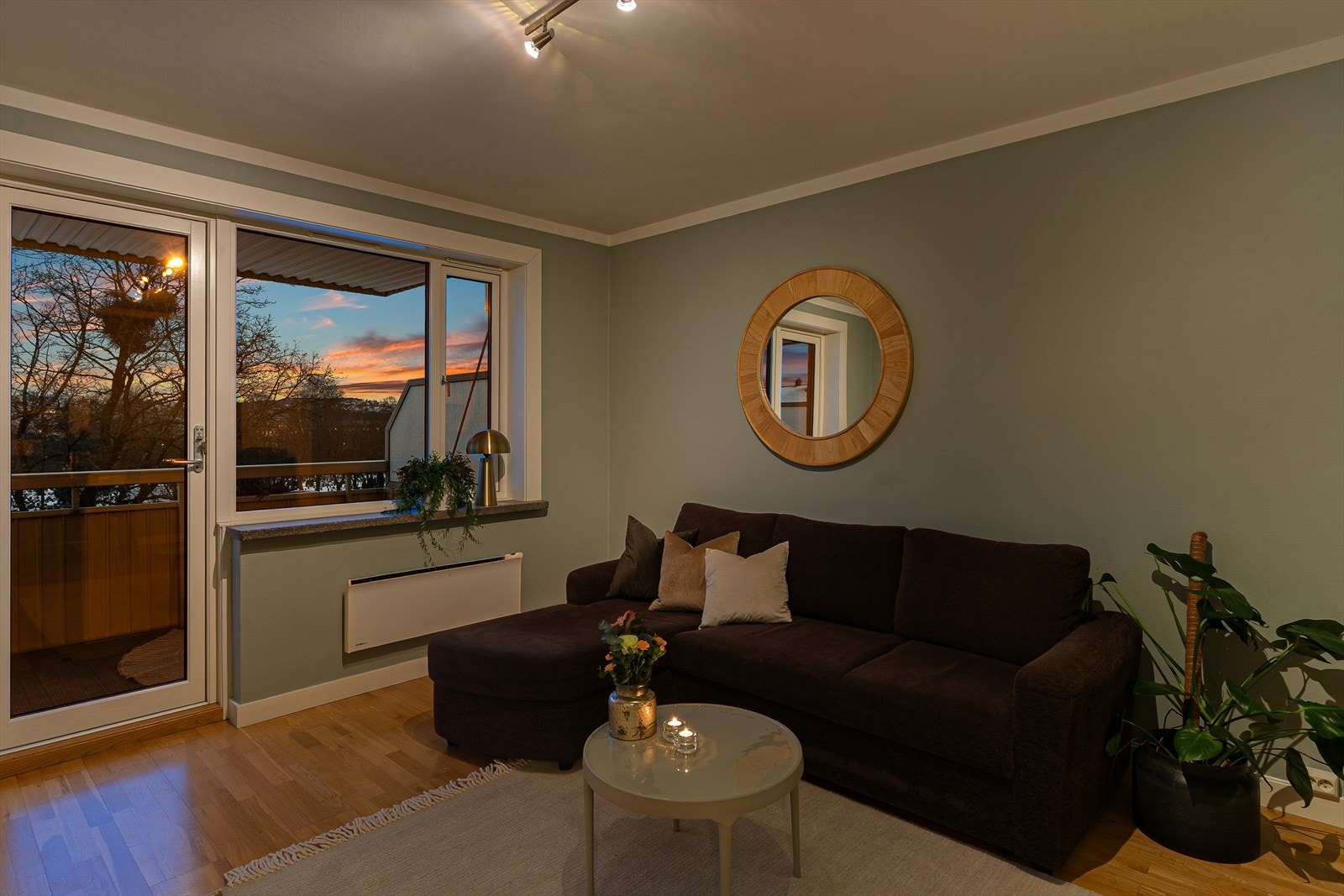 Gjennomgående parkett på gulv i stue, kjøkken og soverom. Galleribilde