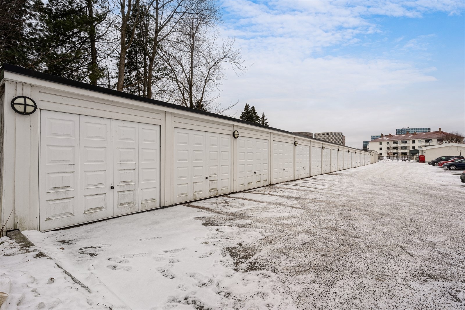 Det er flere garasjeplasser i området som kan kjøpes når noe blir ledig. Galleribilde