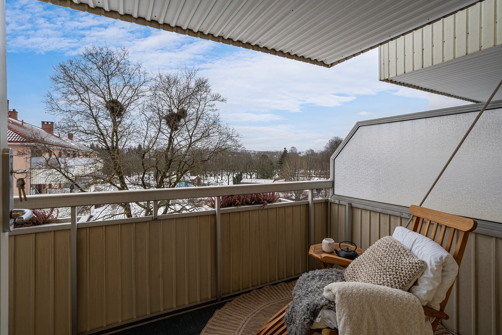 Balkongen vender ut mot store, åpne grøntområder. Galleribilde