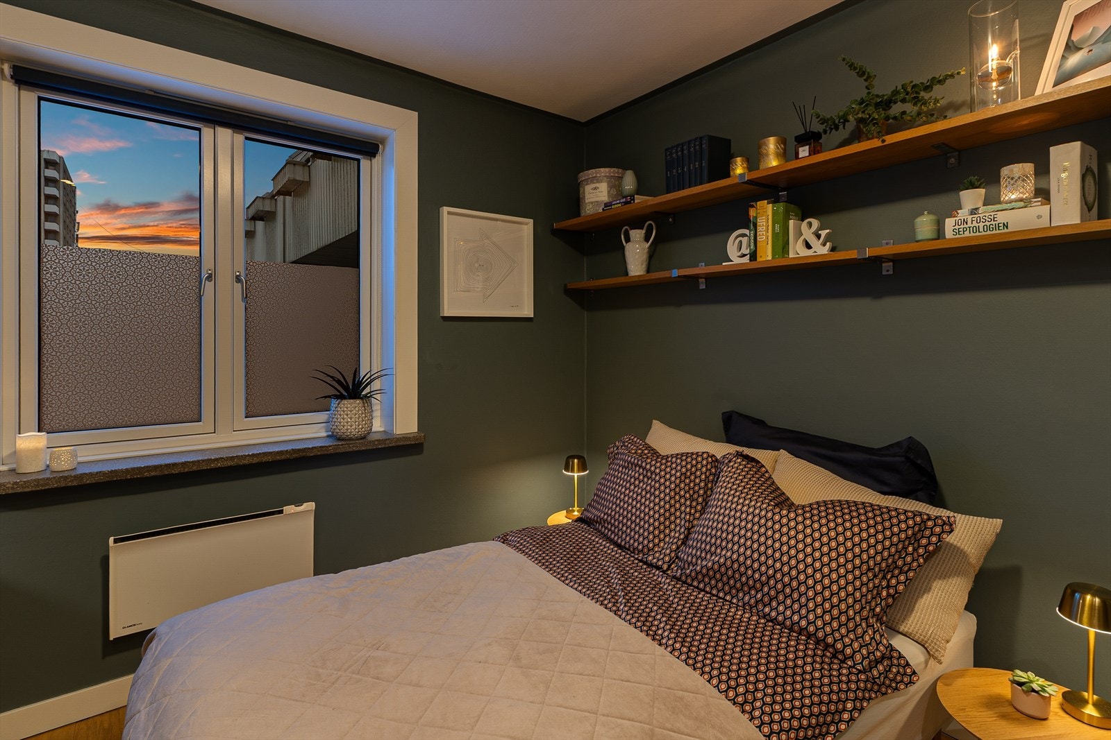 De mørke veggene skaper en lun og rolig atmosfære på soverommet. Galleribilde