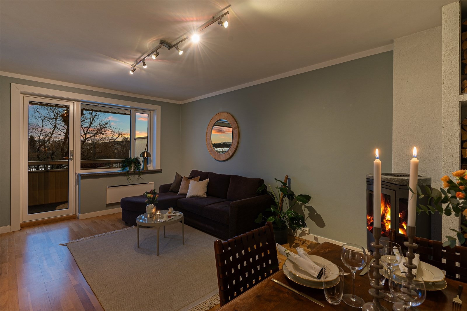 Stuen er et sentralt rom med god plass til både sofagruppe og spisebord. Galleribilde