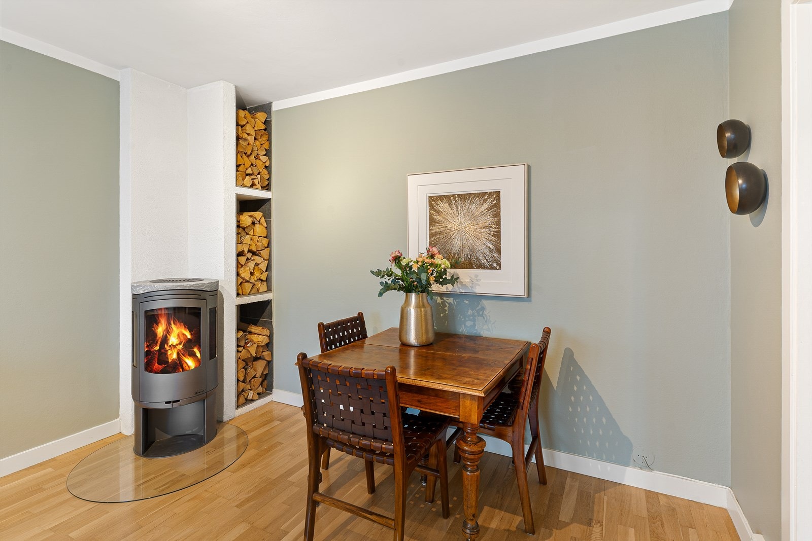 Spiseplassen er naturlig plassert i tilknytning til peisen. Galleribilde