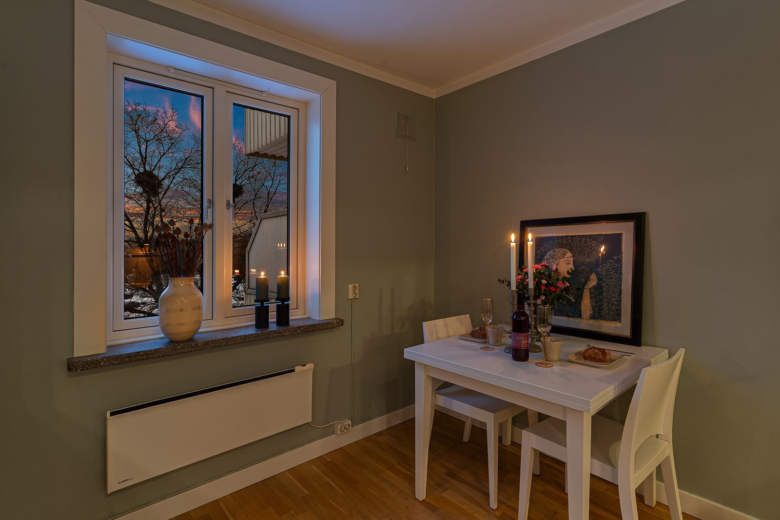 Kjøkkenet har en egen sone for spisebord, adskilt fra arbeidsområdet. Galleribilde