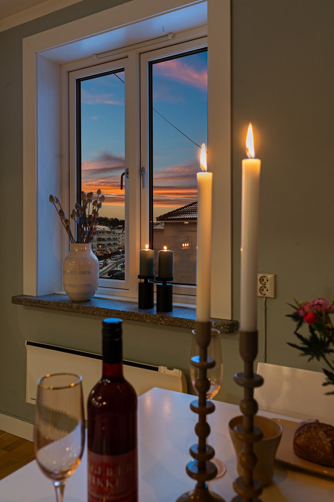 Vinduet på kjøkkenet gir godt med dagslys til spiseplassen. Galleribilde