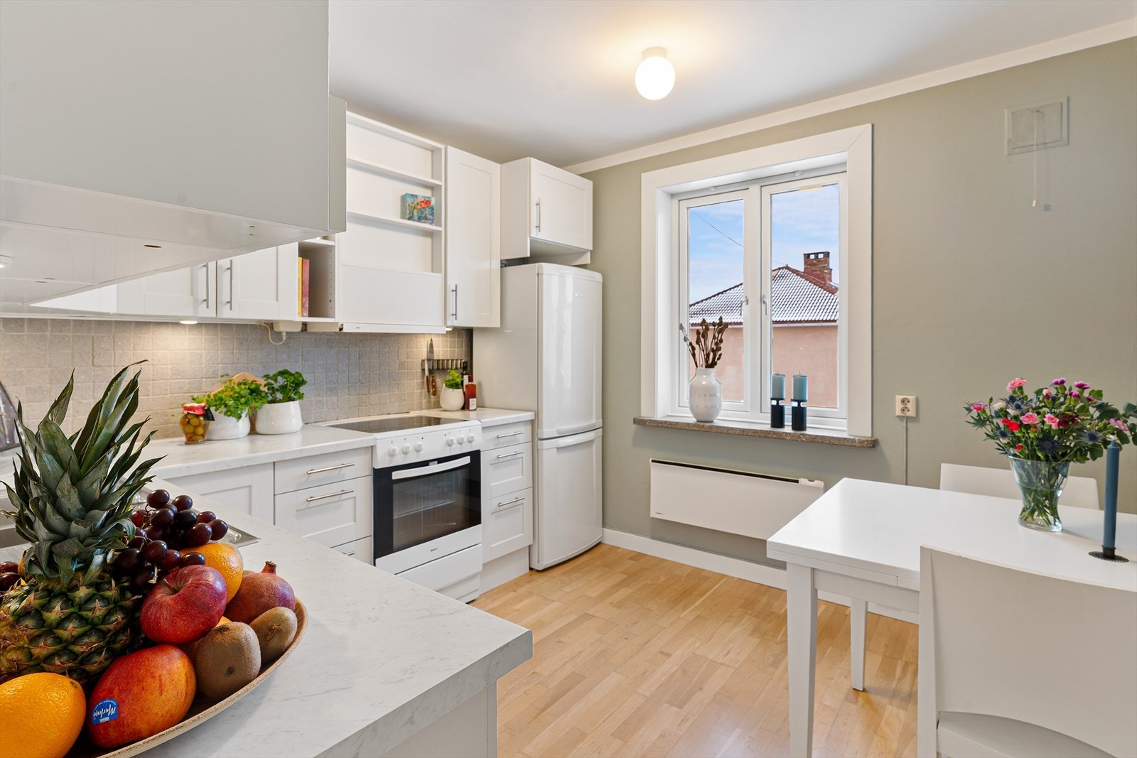 Kjøkkeninnredningen har en tidløs utforming med slette fronter og stålhåndtak. Galleribilde