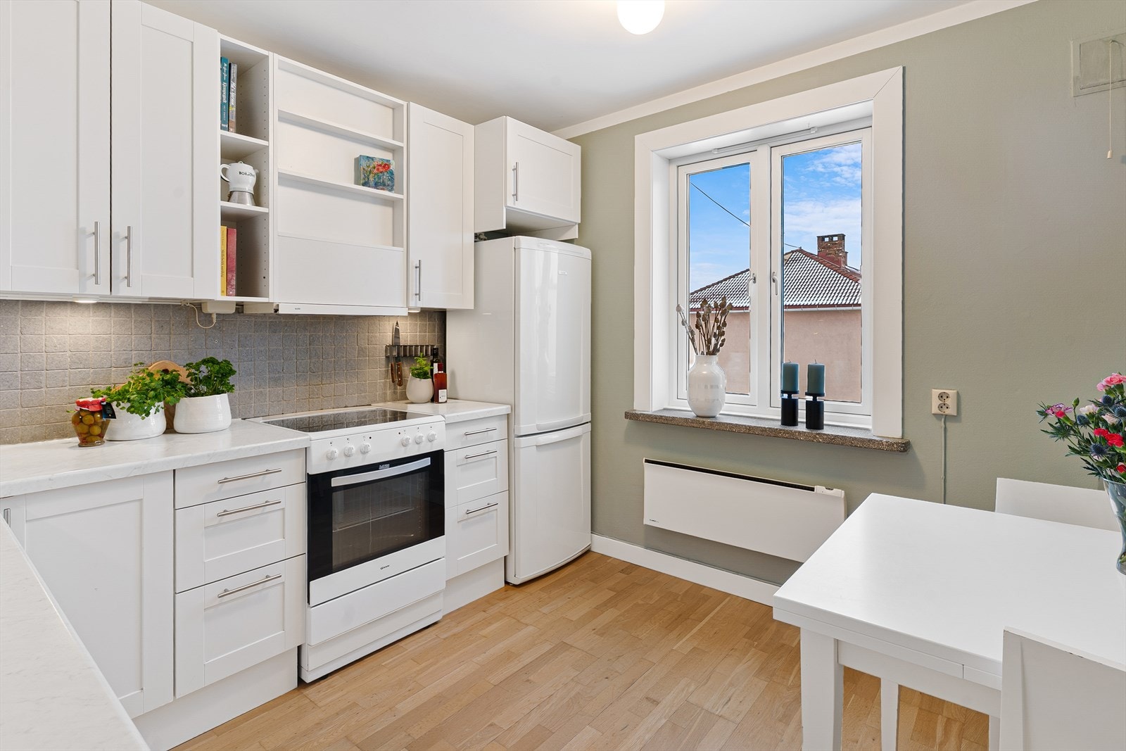 Kjøkkenet er velutstyrt med profilerte fronter og gode arbeidsflater. Galleribilde