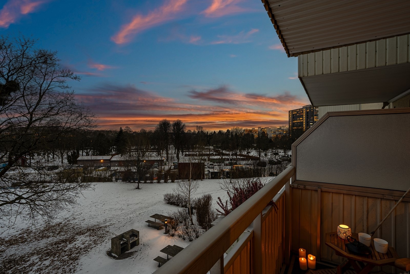 Fra balkongen har man utsyn over et etablert og rolig boligområde. Galleribilde