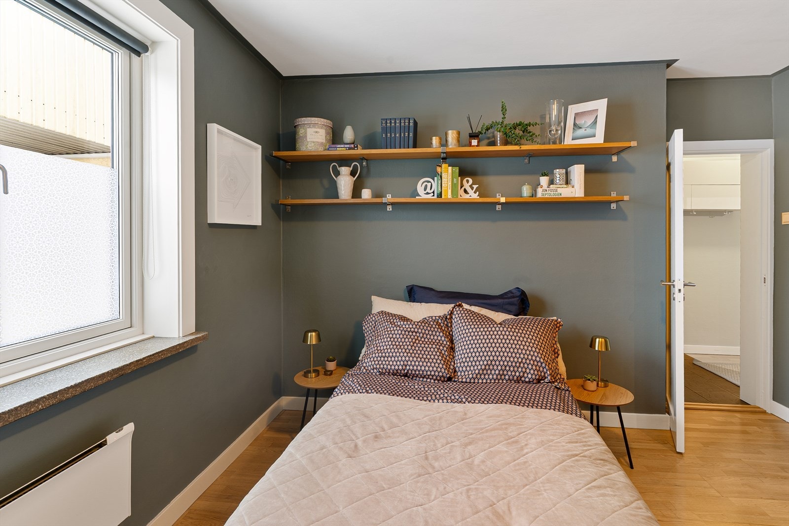 Soverommet har en praktisk plassering med adkomst fra gangen. Galleribilde