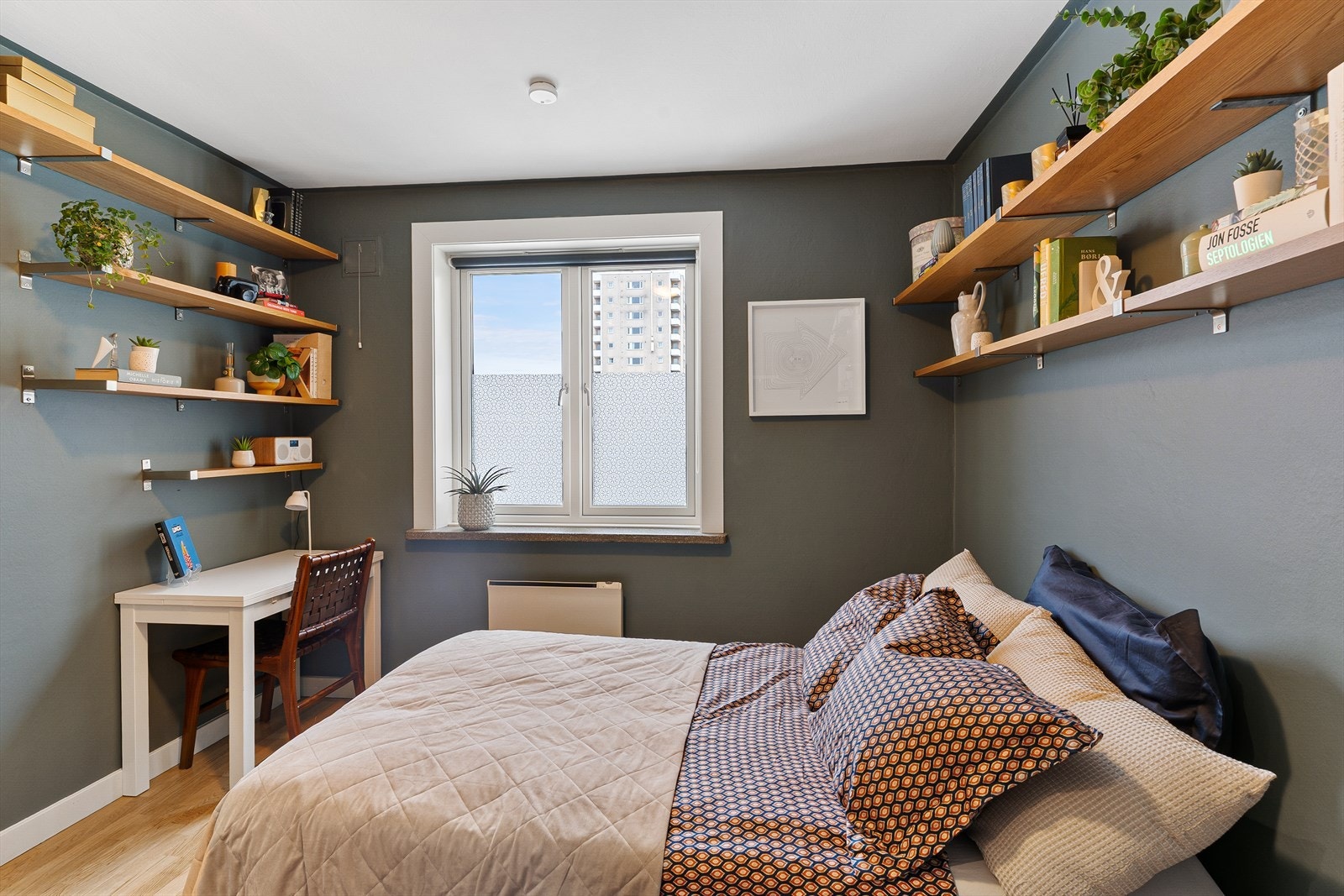 Her er det rikelig med plass for både seng og oppbevaringsmøbler. Galleribilde