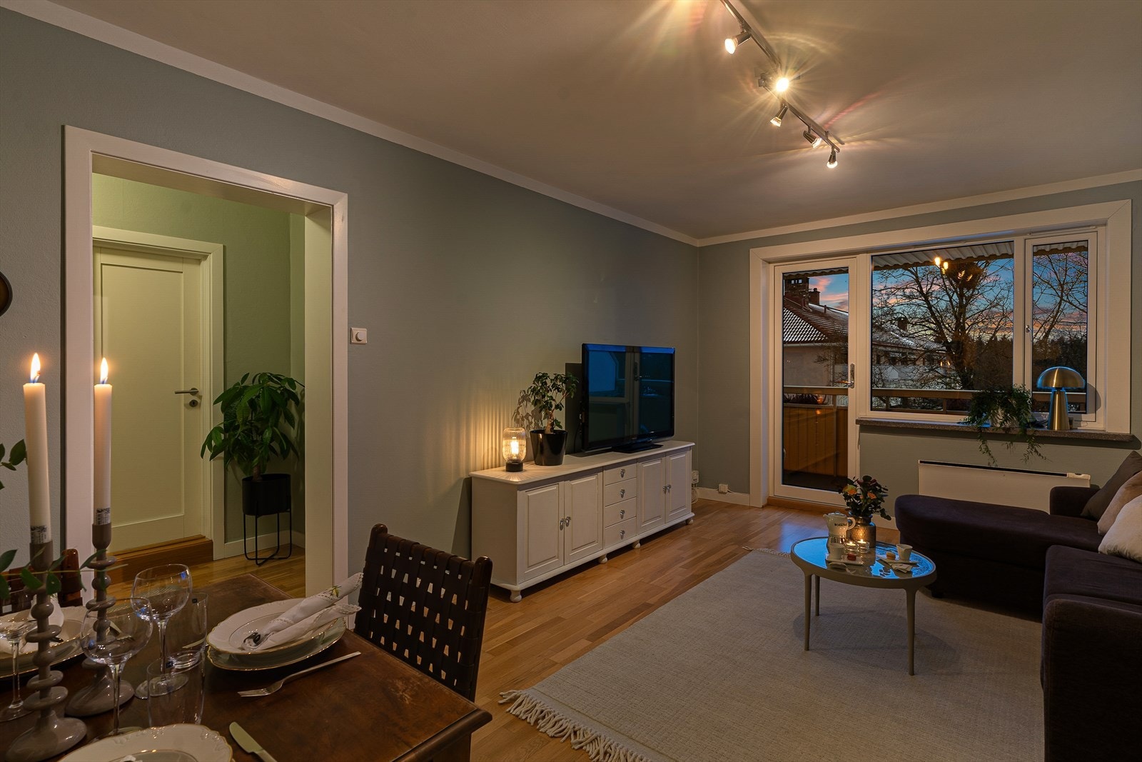 Stuen har en gjennomgående og arealeffektiv planløsning. Galleribilde