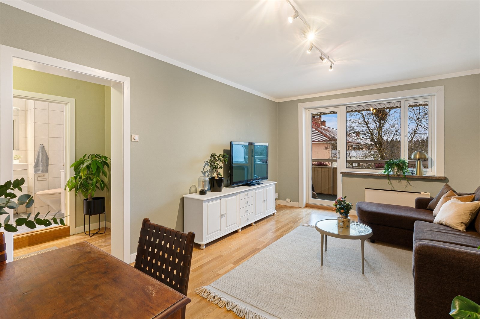 Stuen sett fra spiseplassen, med åpen løsning mot gangen. Galleribilde