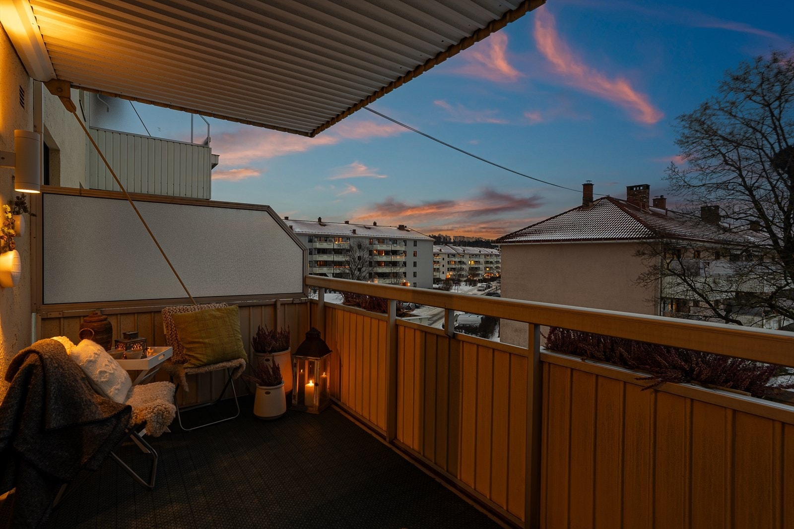 Balkongen er en fin forlengelse av stuen, med plass for utemøbler. Galleribilde