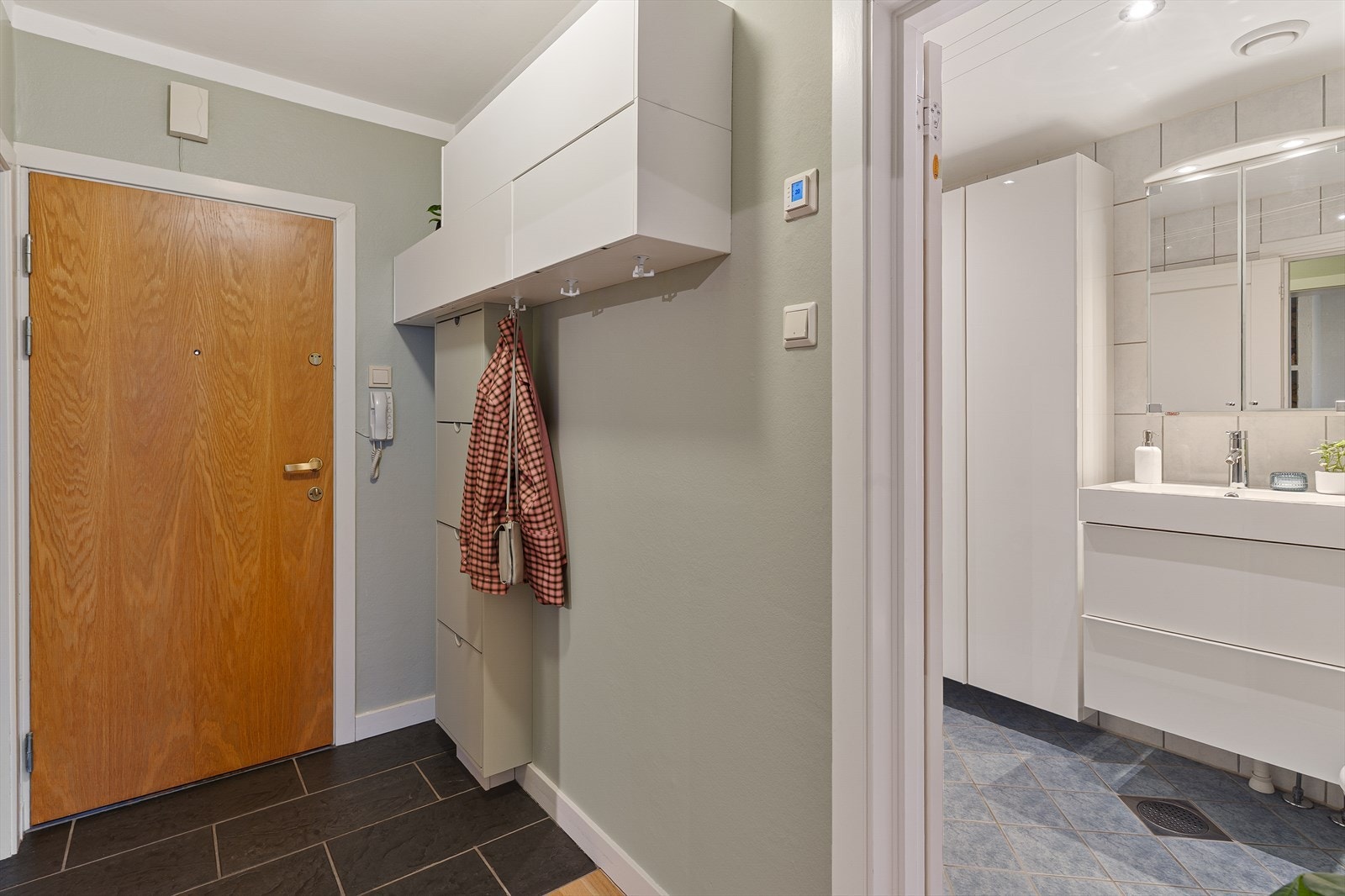 Fra entréen er det direkte adkomst til badet og videre inn i leiligheten. Galleribilde