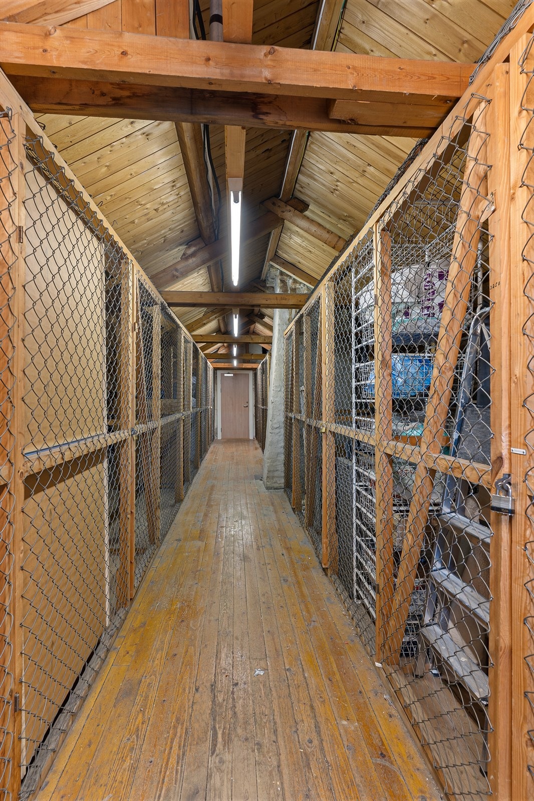 Leiligheten disponerer en romslig bod på loftet for ekstra lagring. Galleribilde