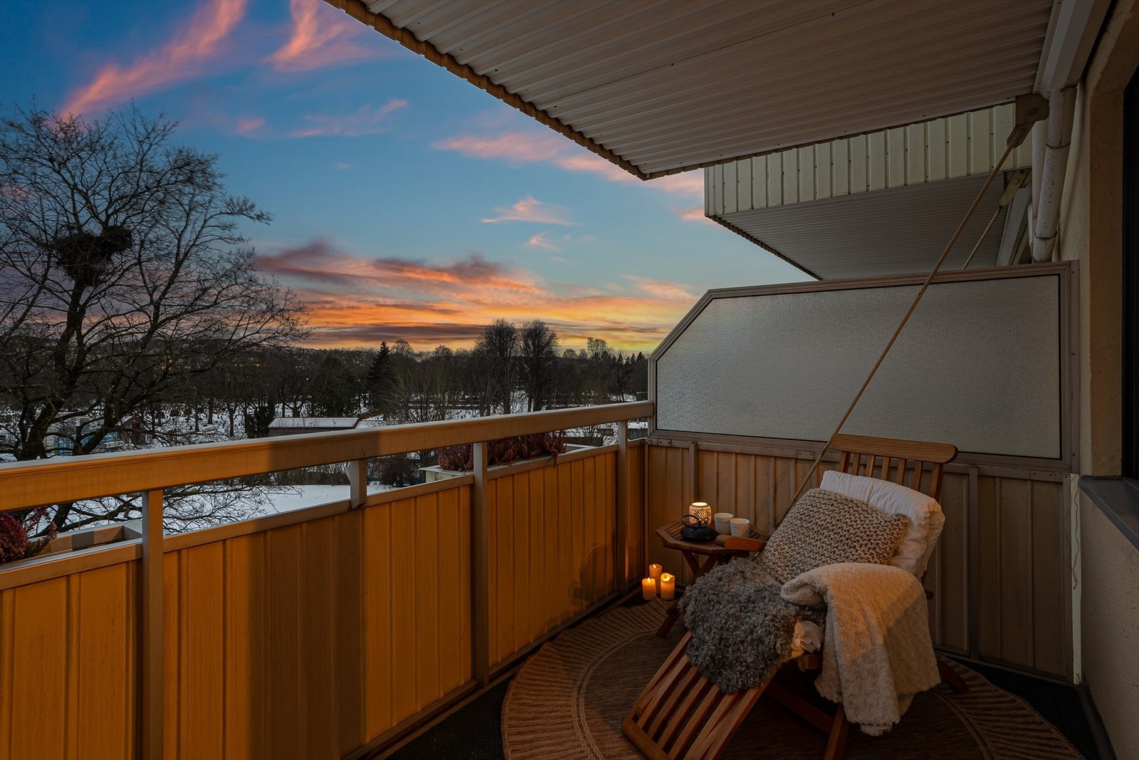 Fra stuen er det direkte utgang til en overbygget og usjenert balkong. Galleribilde