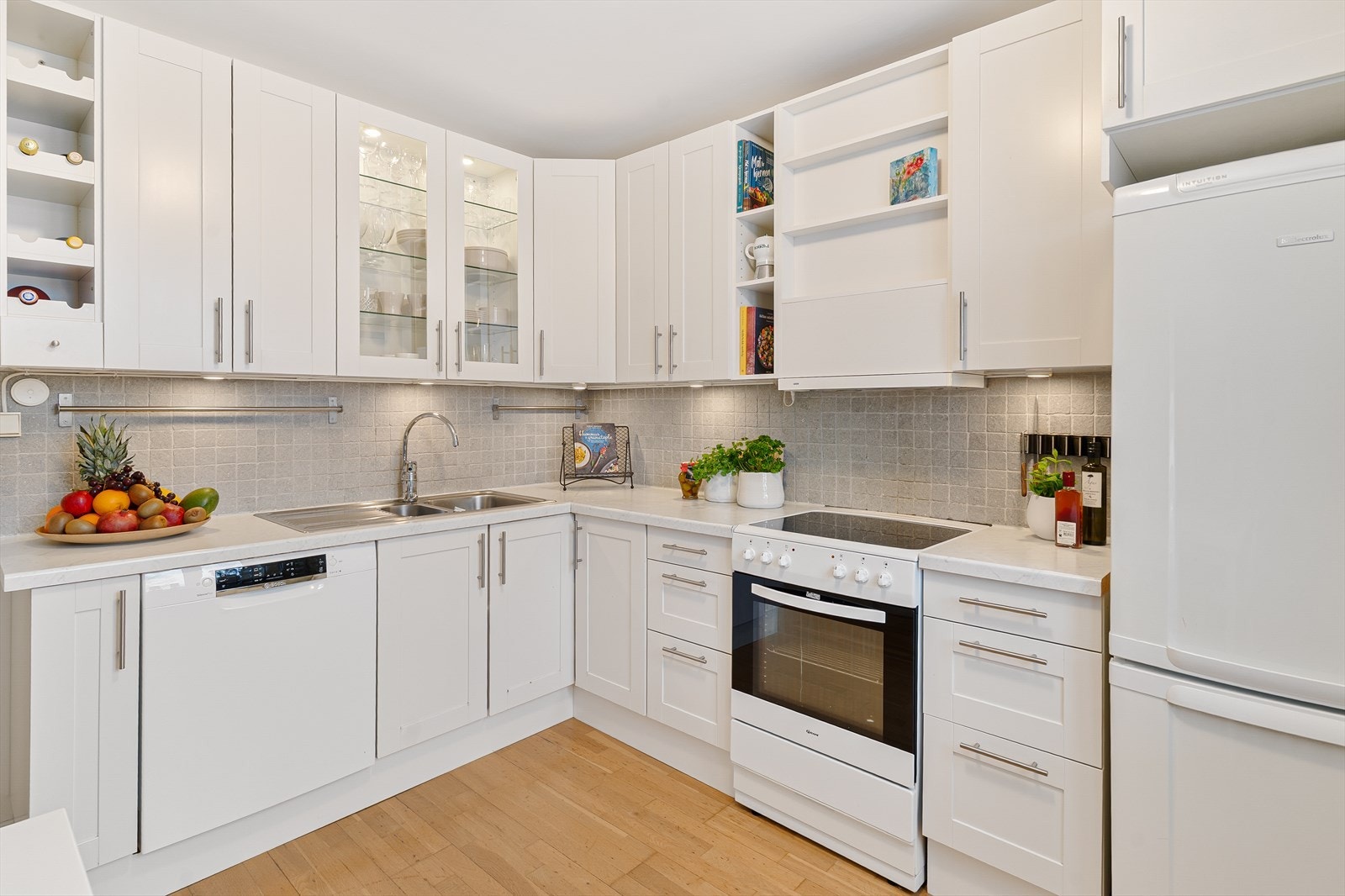 Kjøkkenet har en praktisk vinkelløsning med rikelig skap- og benkeplass. Galleribilde