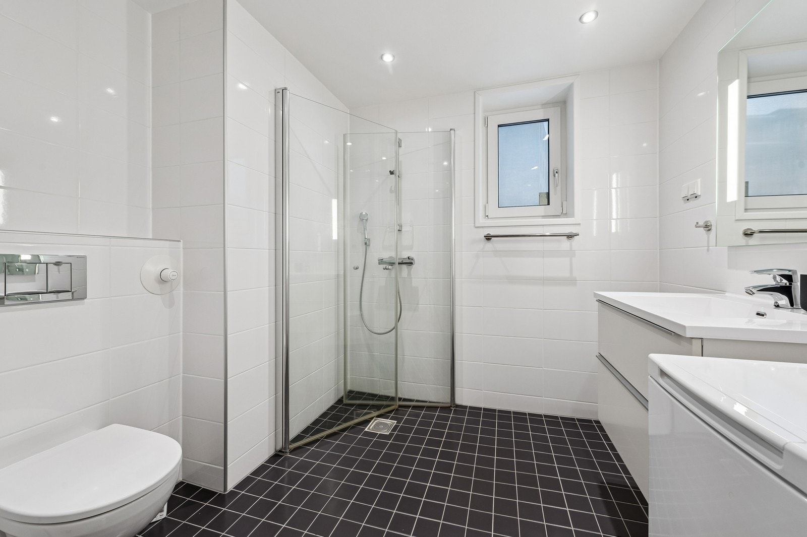 Fint flislagt bad med vaskemaskin Galleribilde