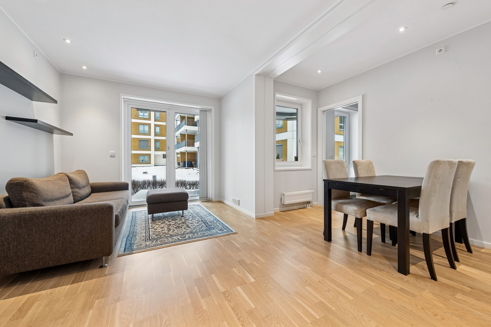 Lys og fin stue og spiseområdet. Utgang til fin markterrasse Galleribilde