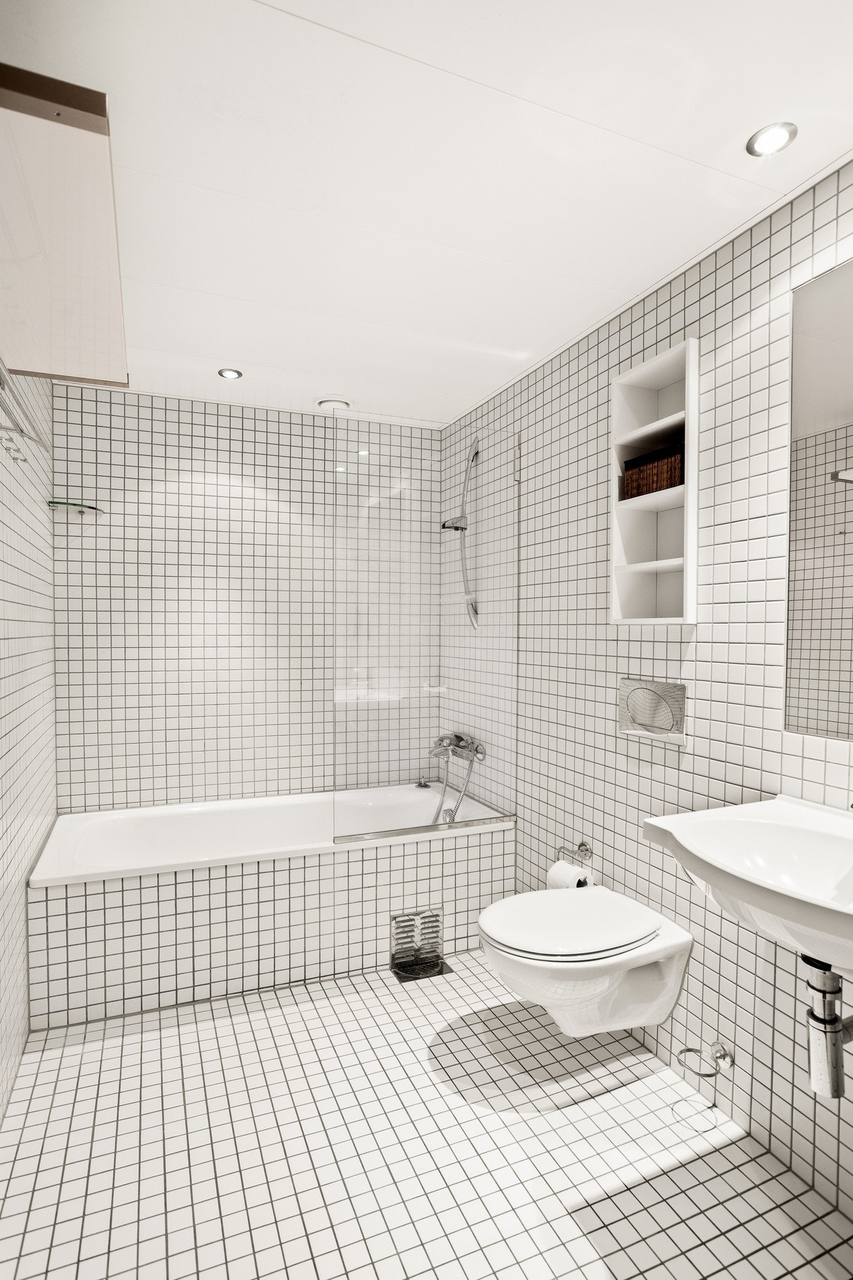 Hovedbadet er innredet med nedfelt servant, veggmontert toalett og badekar med dusjmulighet. Galleribilde