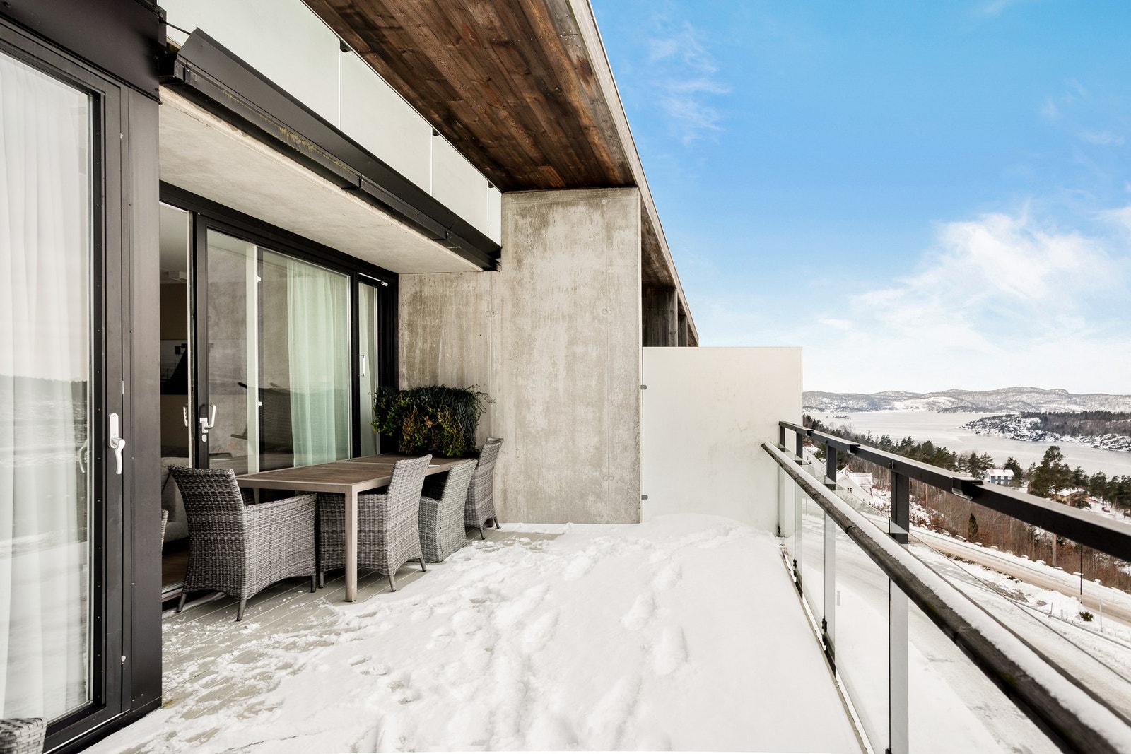 Terrassene har rekkverk i metall og glass, som gir et moderne preg og samtidig ivaretar utsikten. Galleribilde