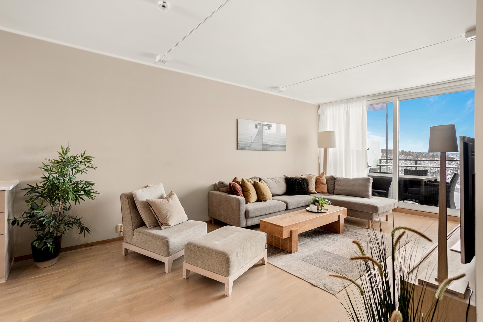 Stuen har en åpen og innbydende utforming som gir fleksible innredningsmuligheter. Galleribilde