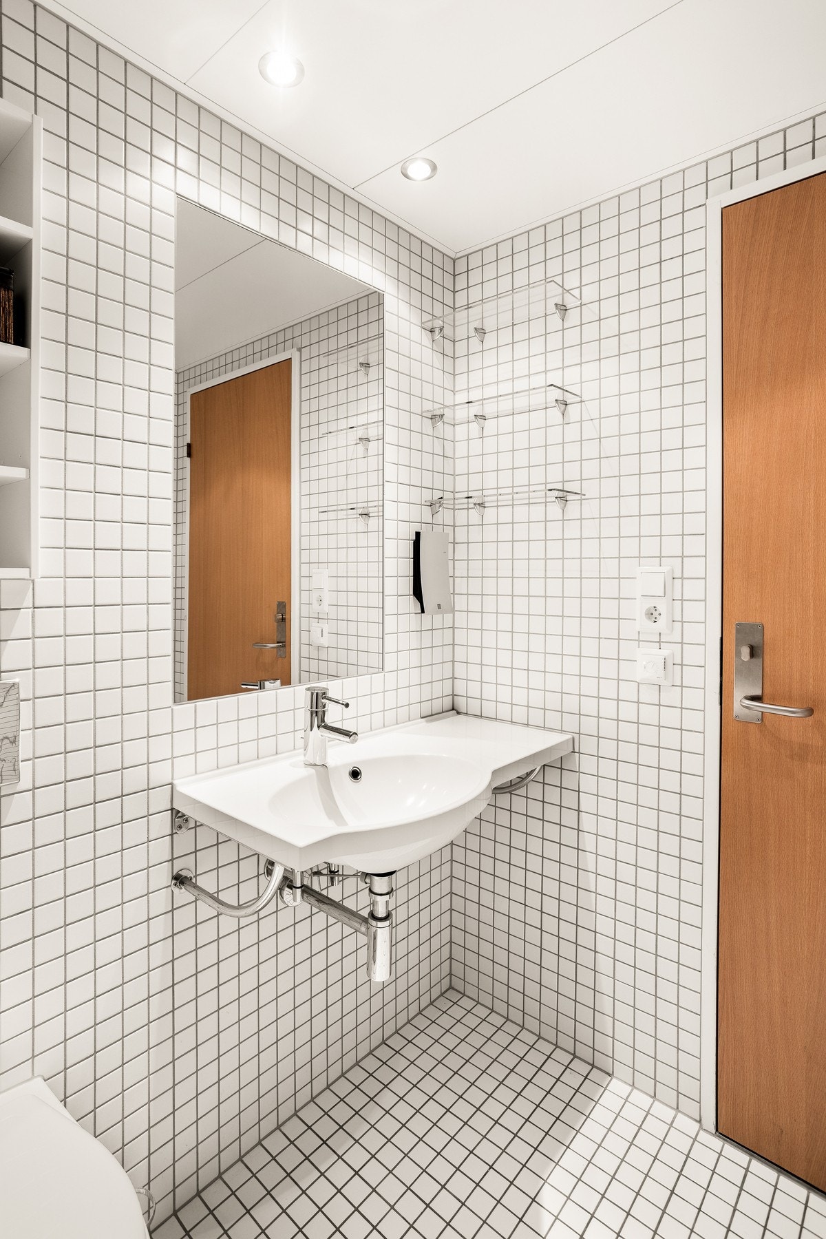 Leiligheten har to flislagte bad med fliser på gulv og vegger, samt himlingsplater i tak. Galleribilde