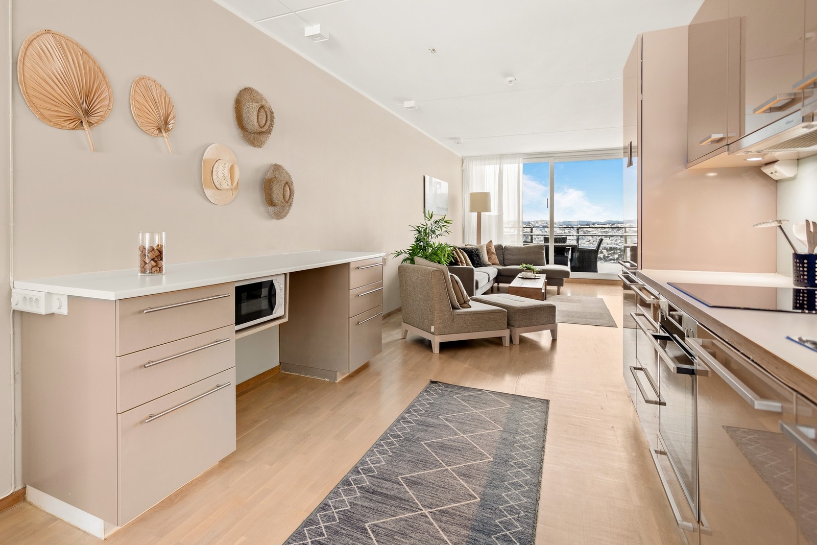 Det er integrerte hvitevarer som kjøl/frys og oppvaskmaskin, samt steketopp med avtrekk over. Galleribilde