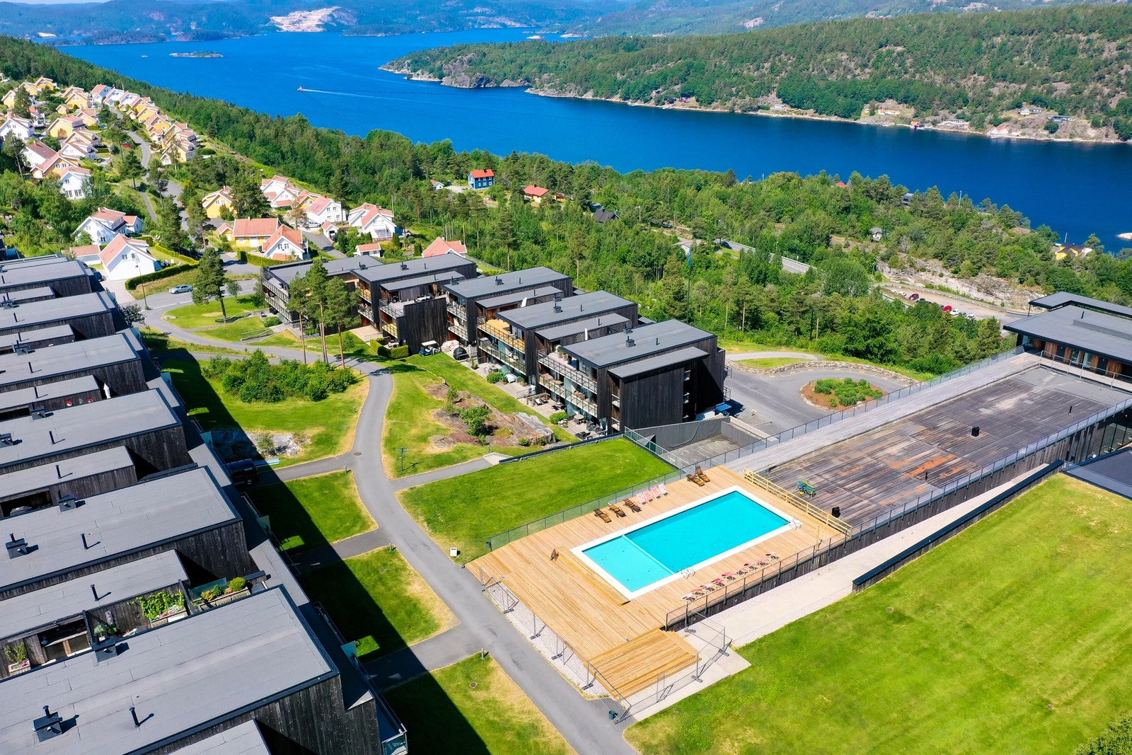 Beliggende helt i front i andre etasje med en imponerende 180 graders utsikt over sjøen og den idylliske Kragerøskjærgården. Galleribilde