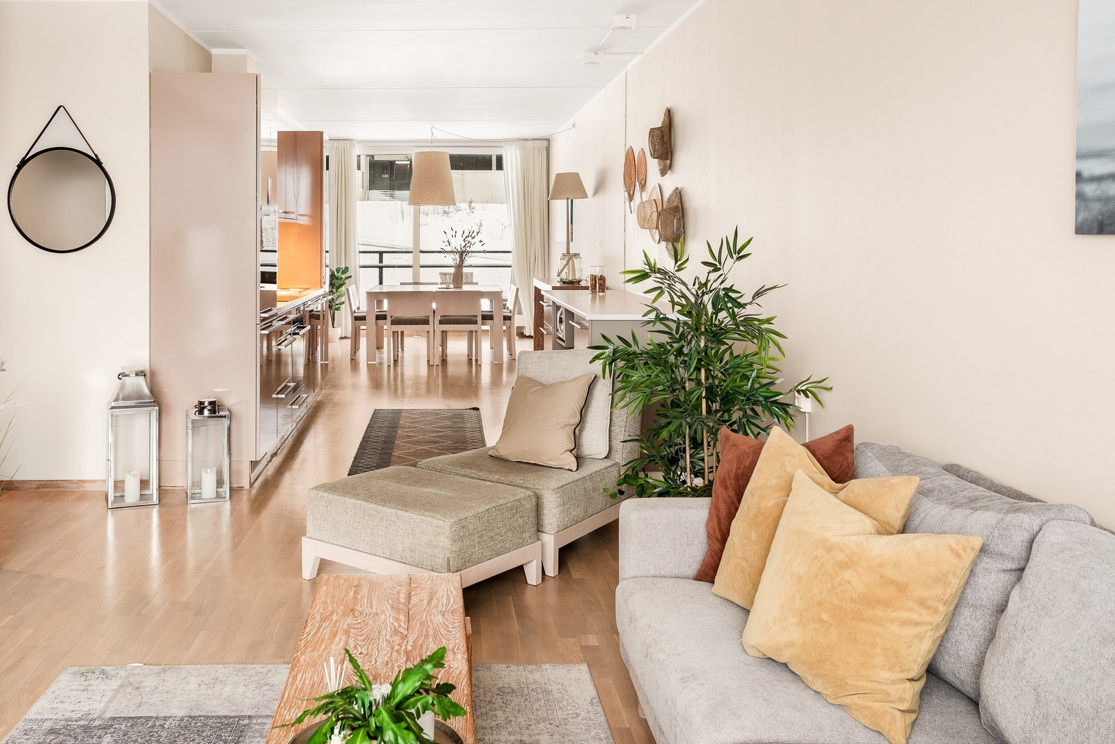 Her er det god plass til både sofagruppe og spisebord, noe som gjør rommet velegnet for både hverdagsbruk og sosiale sammenkomster. Galleribilde