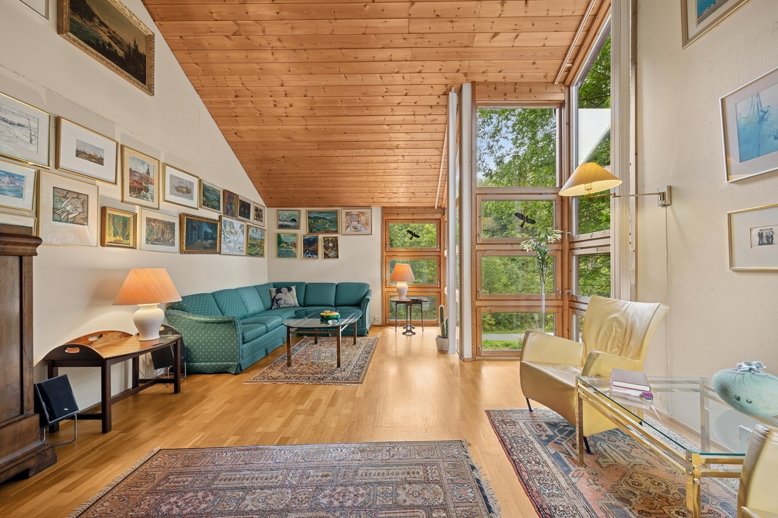 De store vindusflatene slipper inn rikelig med naturlig lys. Galleribilde