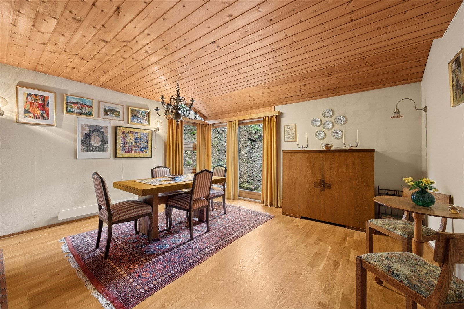 Romslig spisestue med god plass til stort spisebord. Galleribilde