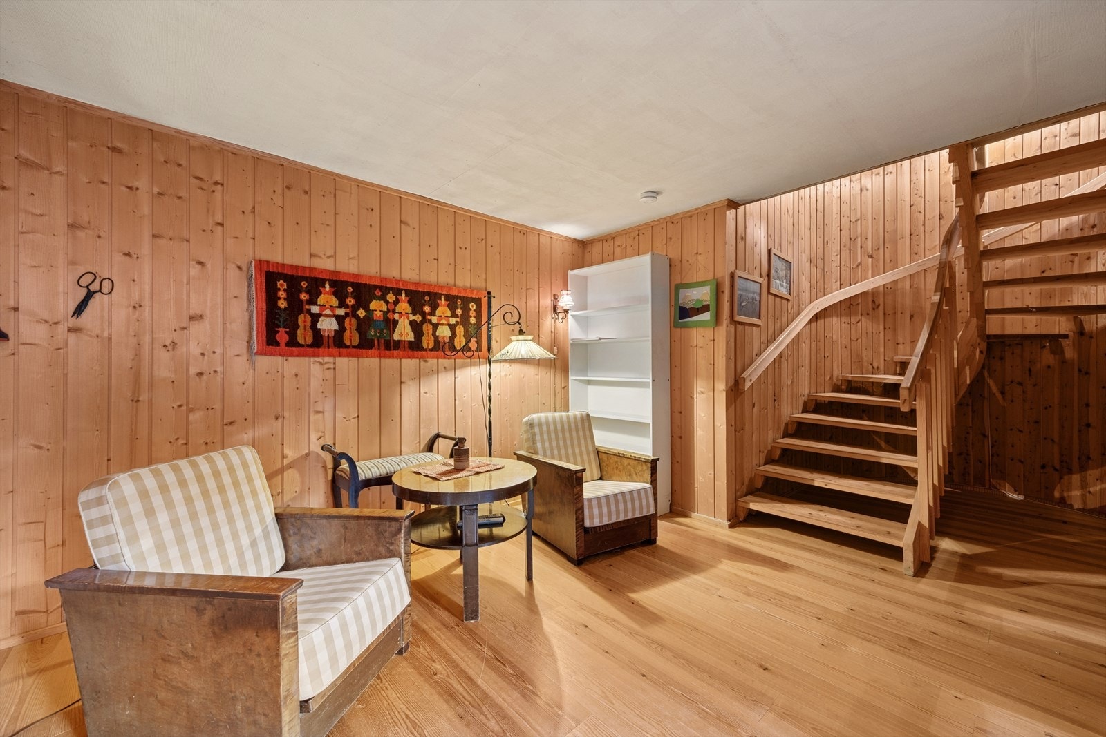 I boligens kjeller er det en koselig kjellerstue og en stor bod. Galleribilde