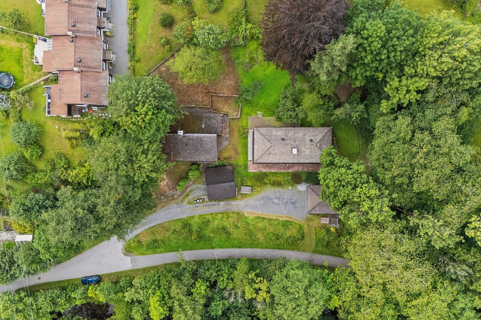 Eiendommen ligger idyllisk til i et veletablert, stille og meget barnevennlig boområde. Galleribilde