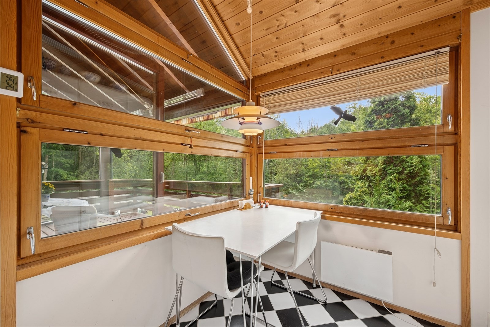 Hyggelig spiseplass på kjøkkenet. Galleribilde