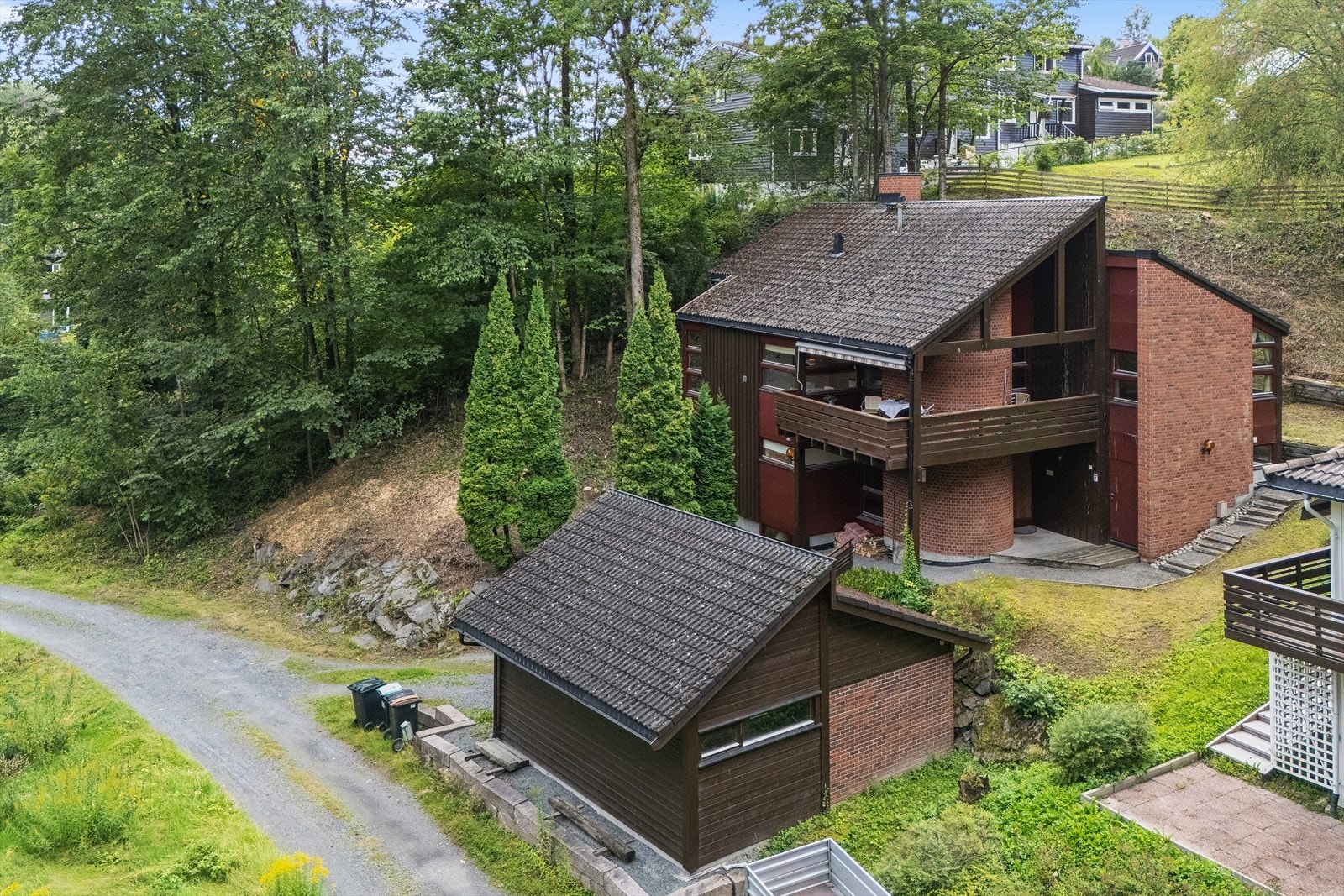 Denne eiendommen ligger fredelig og idyllisk til i et etablert og svært barnevennlig nabolag på Blommeholm. Galleribilde