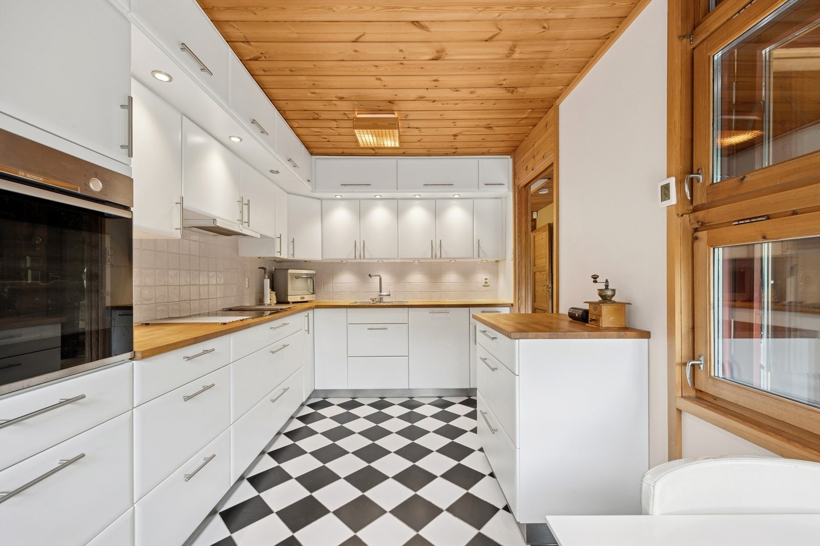 Pen kjøkkeninnredning fra 2013 med god skap- og benkeplass. Galleribilde