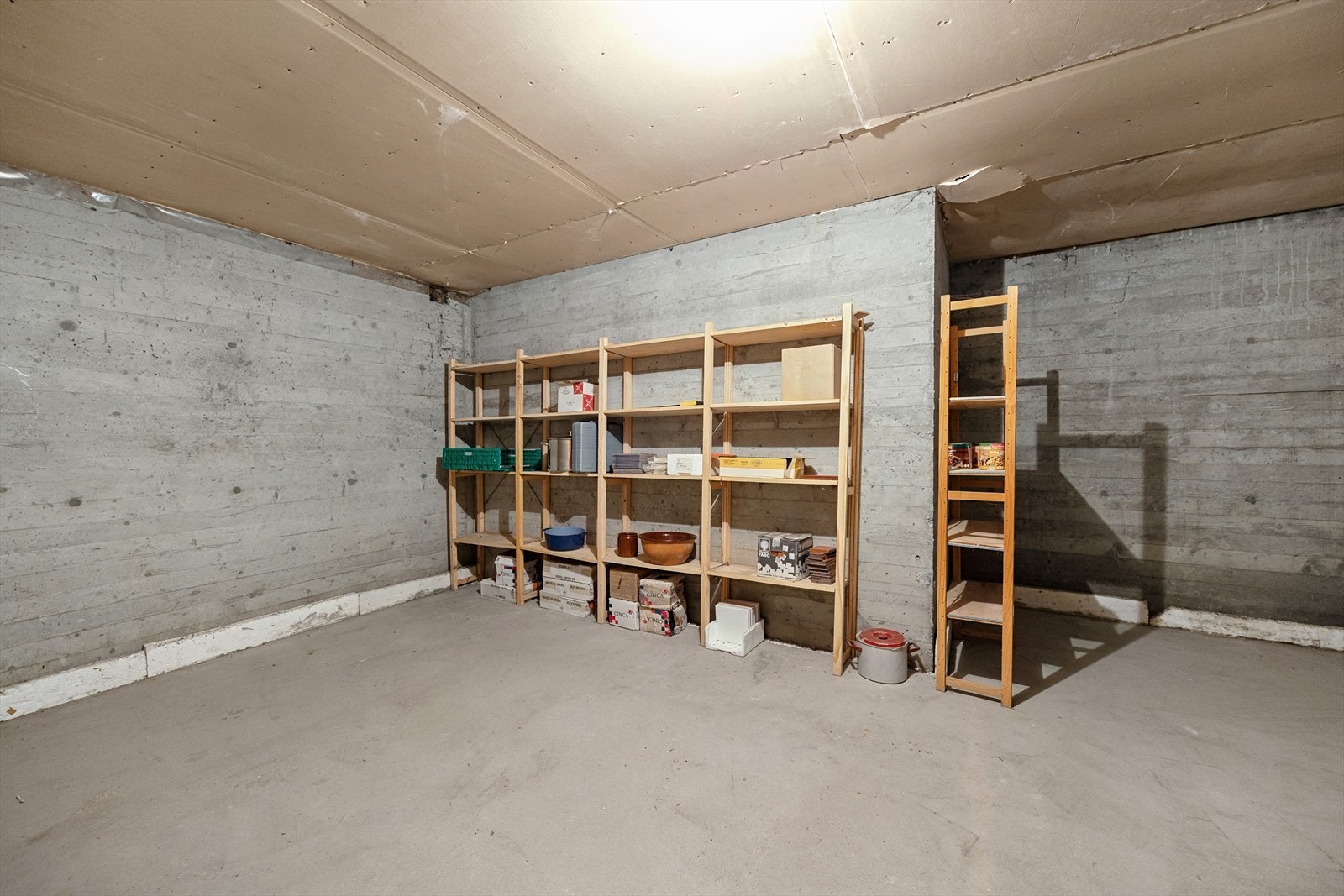 Stor kjellerbod. Galleribilde