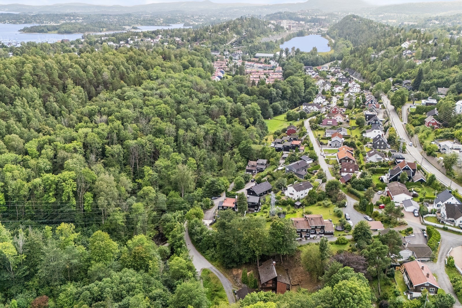 Fra eiendommen er det kort vei til skoler, barnehager, kollektivtransport og flotte turområder. Galleribilde