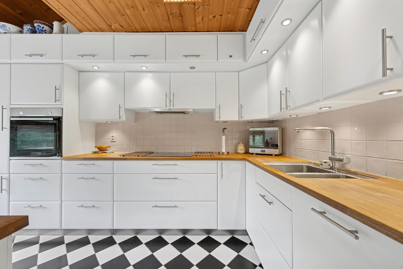 Kjøkkeninnredningen er utstyrt med integrerte hvitevarer. Galleribilde