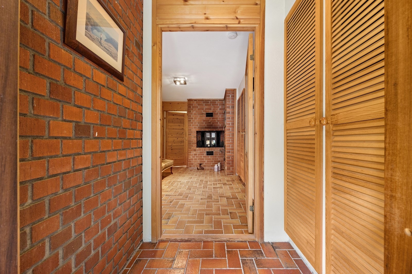 Boligens underetasje inneholder entré, baderom, to soverom, vaskerom og tre soverom. Galleribilde