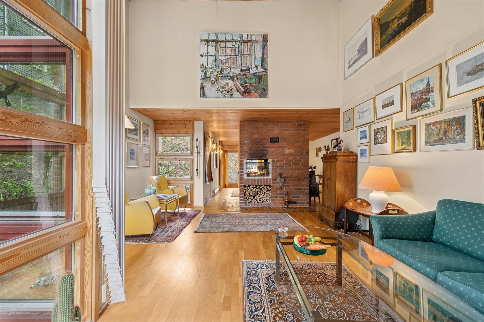 I hovedetasjen er det store vindusflater og meget god takhøyde. Galleribilde