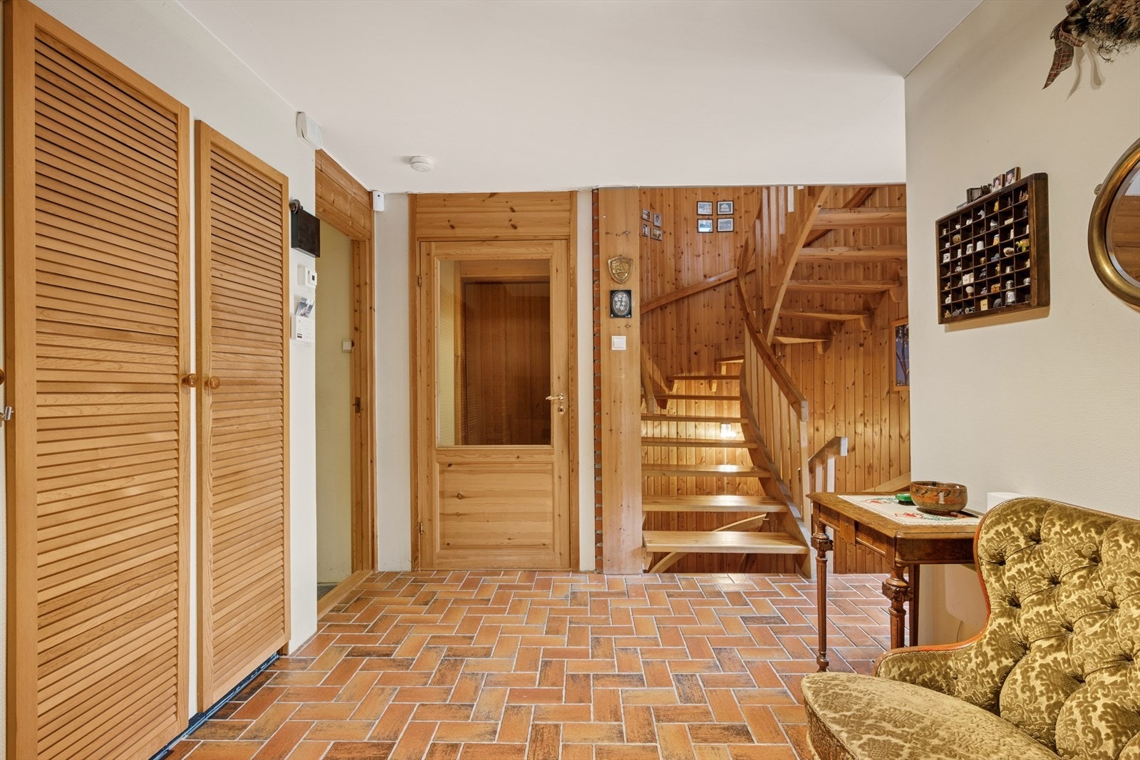 Romslig hall med praktiske oppbevaringsløsninger. Galleribilde