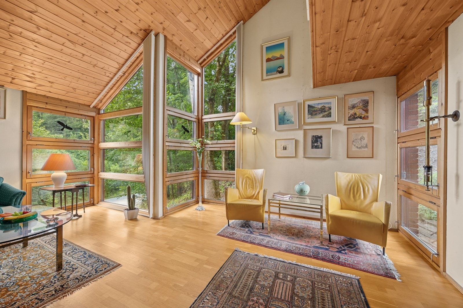 Boligen har en innholdsrik planløsning som går over 3 etasjer. Galleribilde