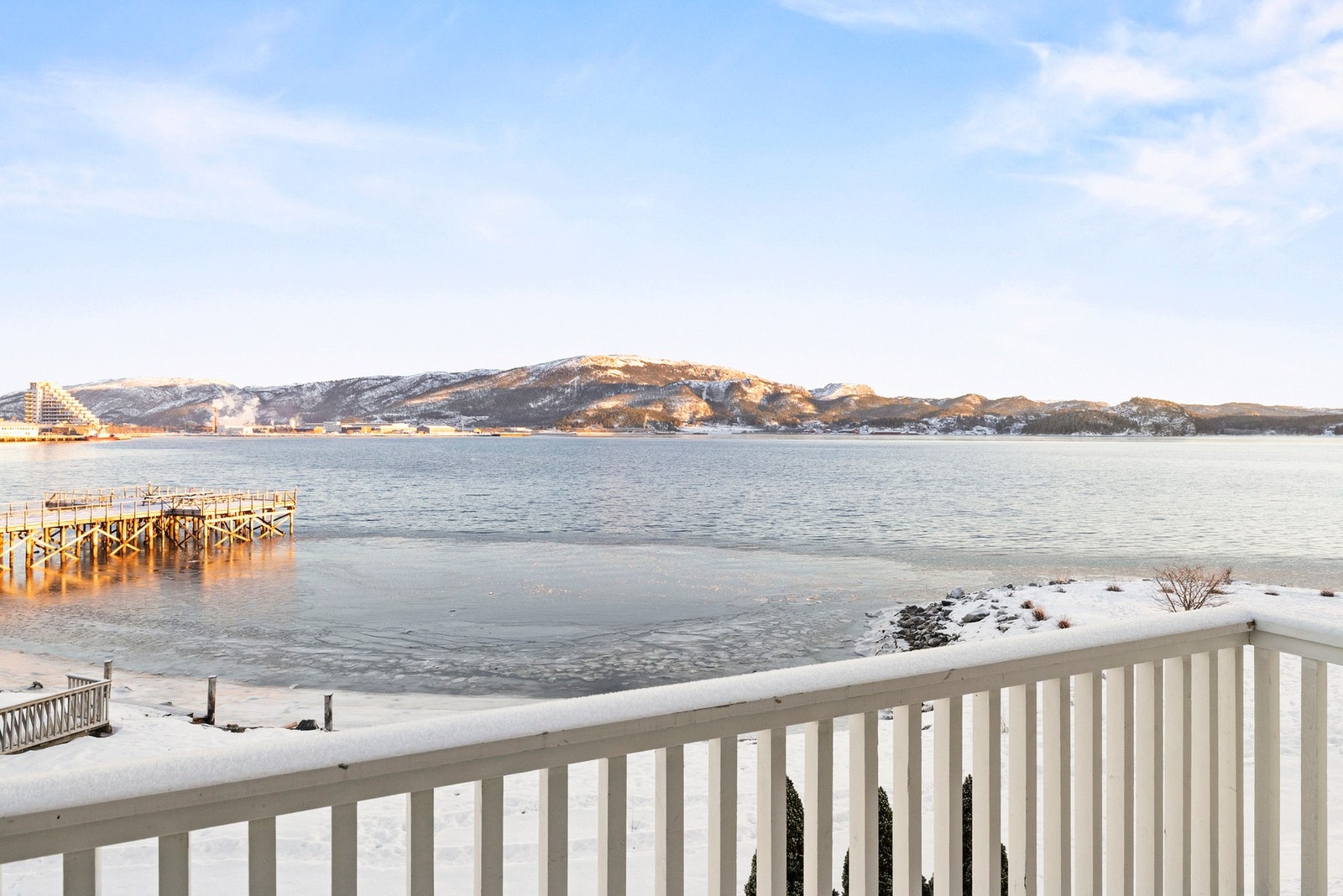 Utsikt fra balkong mot felles brygge i borettslaget. Galleribilde