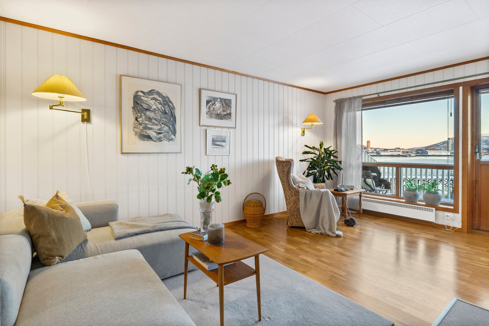 Natrulig sone for sofagruppe og tilhørende møblement. Galleribilde