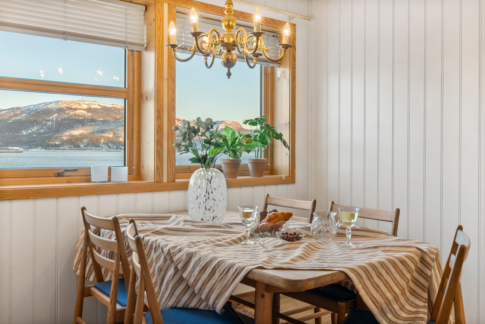 Naturlig sone for spisegruppe i tilknytning til kjøkken/stue. Galleribilde