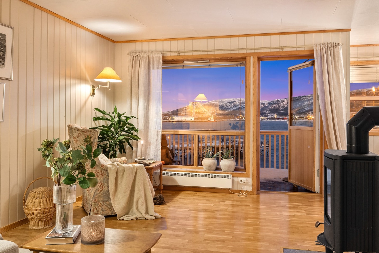 Vellholdt 3-roms borettslagsleilighet beliggende i 2. Etasje med flott havutsikt. Galleribilde