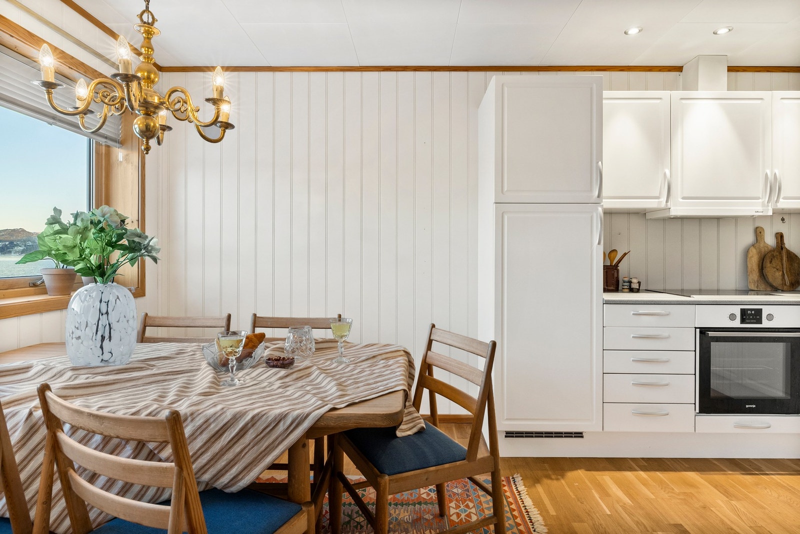 Veggene i leieligheten har malte mdf-plater og innvendige tak har folierte himlingsplater. Galleribilde